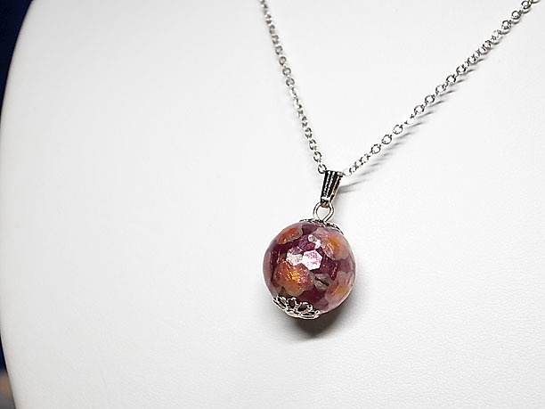 絵付けビーズペンダント「端整」