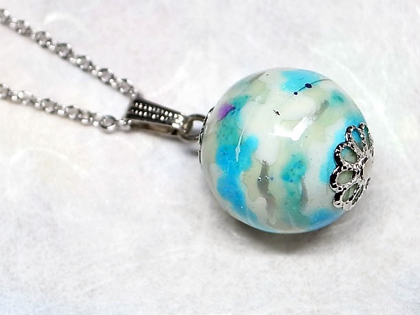 絵付けビーズペンダント「端整」