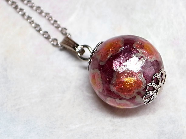 絵付けビーズペンダント「端整」