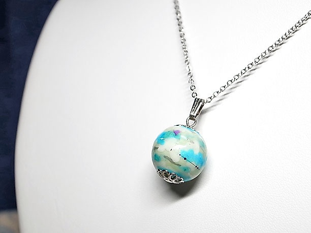 絵付けビーズペンダント「端整」