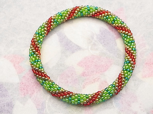 ビーズ・チューブクロッシェブレスレット「緑雨」