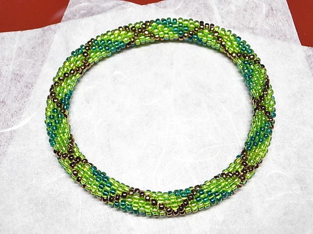 ビーズ・チューブクロッシェブレスレット「緑雨」