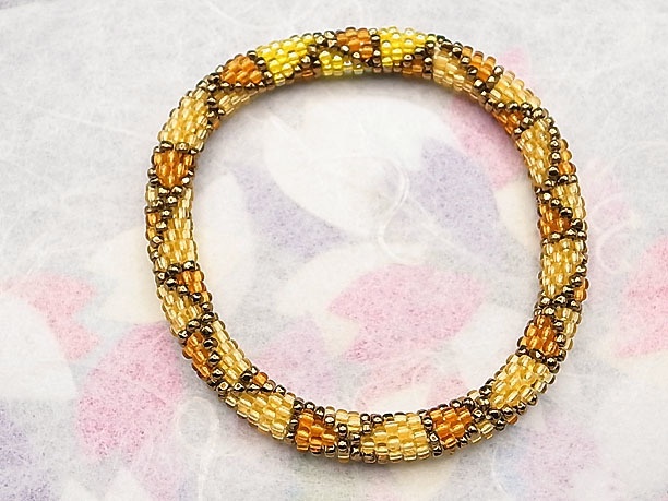 ビーズ・チューブクロッシェブレスレット「緑雨」