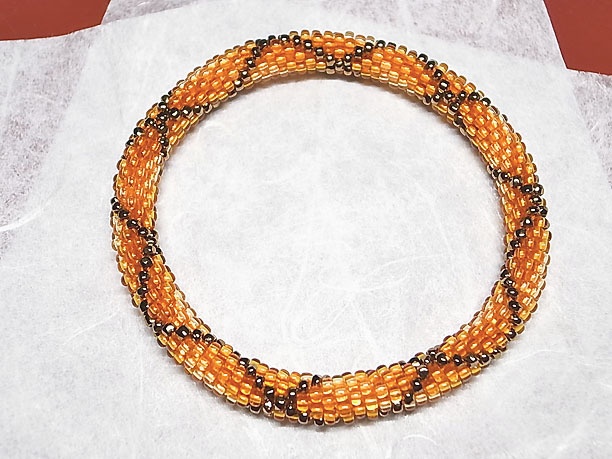 ビーズ・チューブクロッシェブレスレット「緑雨」