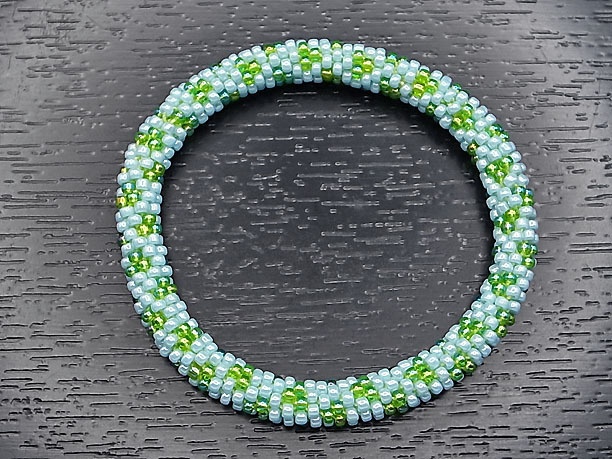 ビーズ・チューブクロッシェブレスレット「緑雨」