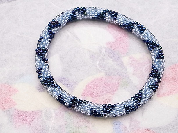 ビーズ・チューブクロッシェブレスレット「水殿」