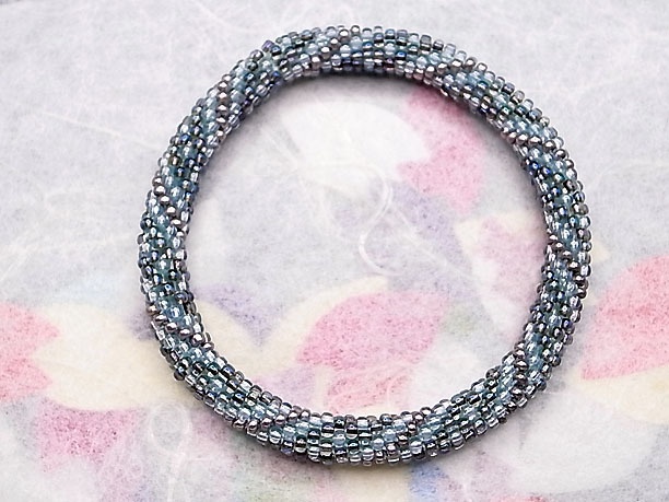 ビーズ・チューブクロッシェブレスレット「水殿」