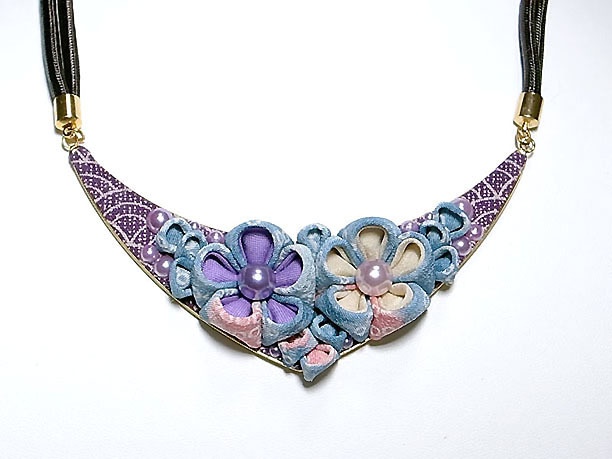 つまみ細工・プレートネックレス「眉月」