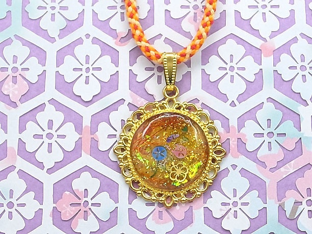 組みひもレジンペンダント「慶雲」