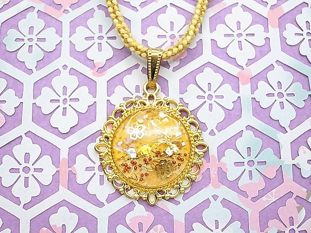 組みひもレジンペンダント「慶雲」