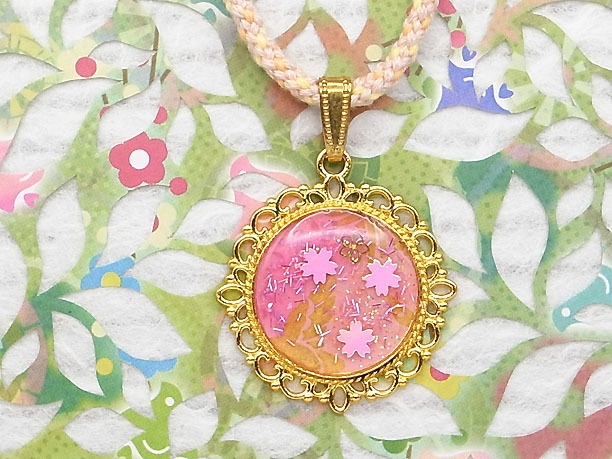 組みひもレジンペンダント「桜雲」