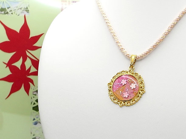 組みひもレジンペンダント「桜雲」
