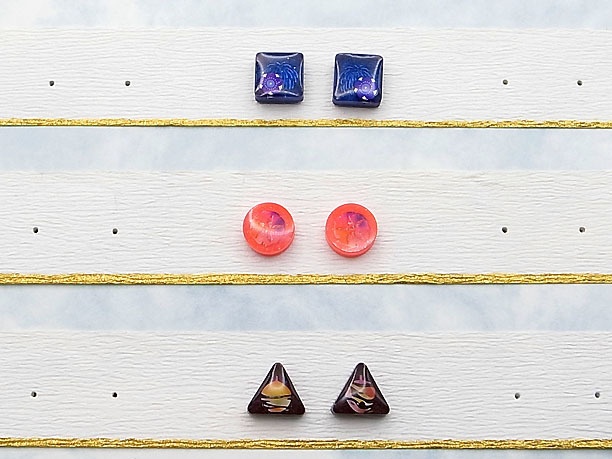 レジン・スタッドピアス「己」