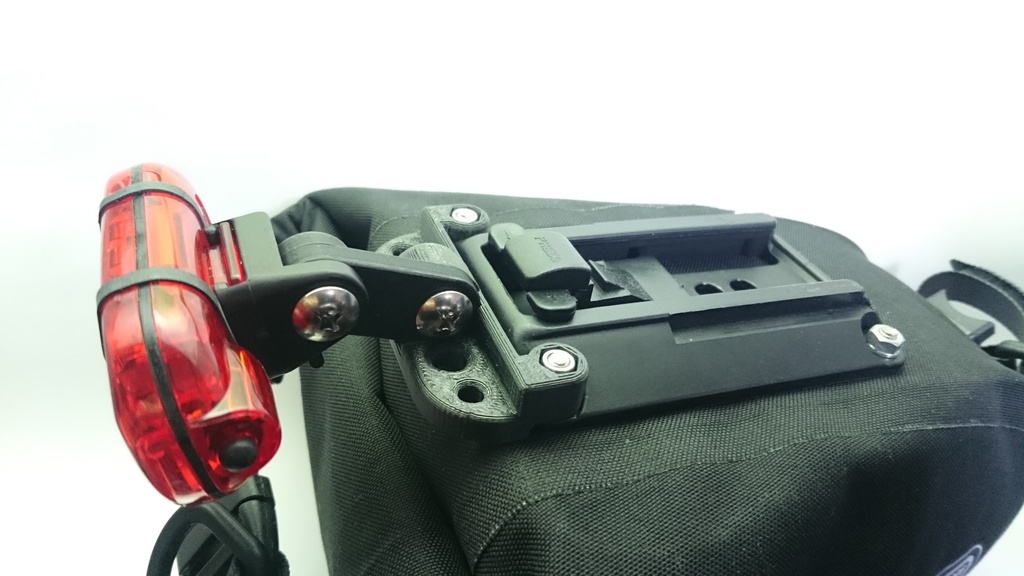 ORTLIEB(オルトリーブ)サドルバックS、M用CATEYE(キャットアイ)テールライトアタッチメント