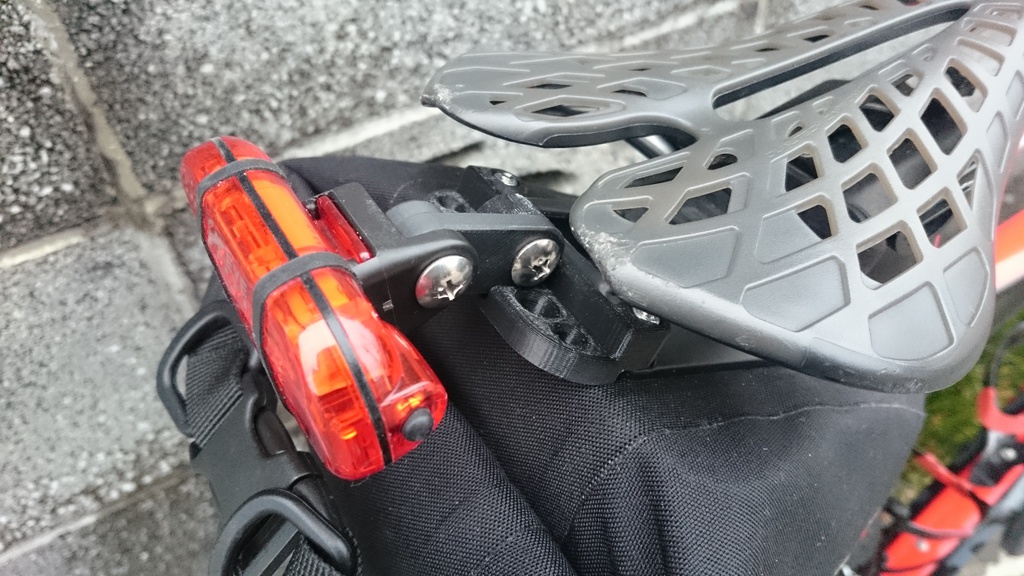 ORTLIEB(オルトリーブ)サドルバックS、M用CATEYE(キャットアイ)テールライトアタッチメント