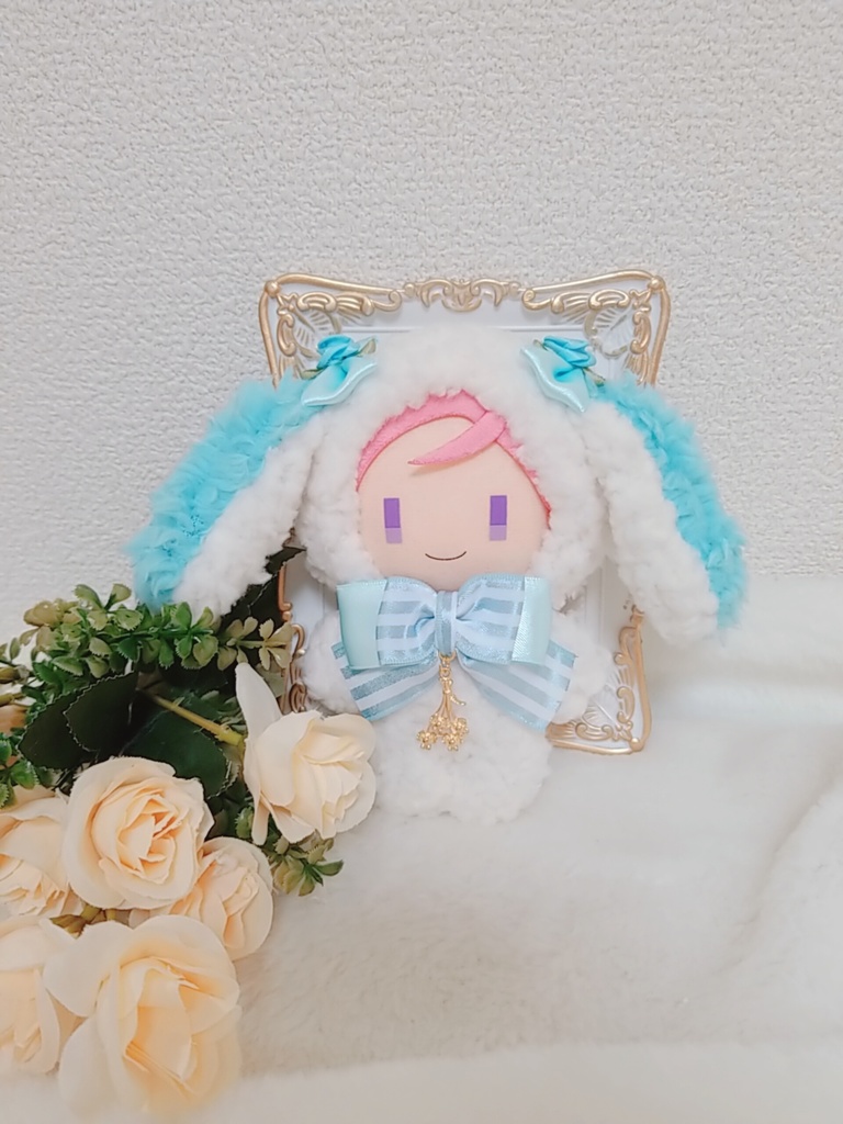 エレガントふわふわ白うさぎ🐰💙✕水色縞リボン🎀 ゴールドフラワーブーケチャーム💐