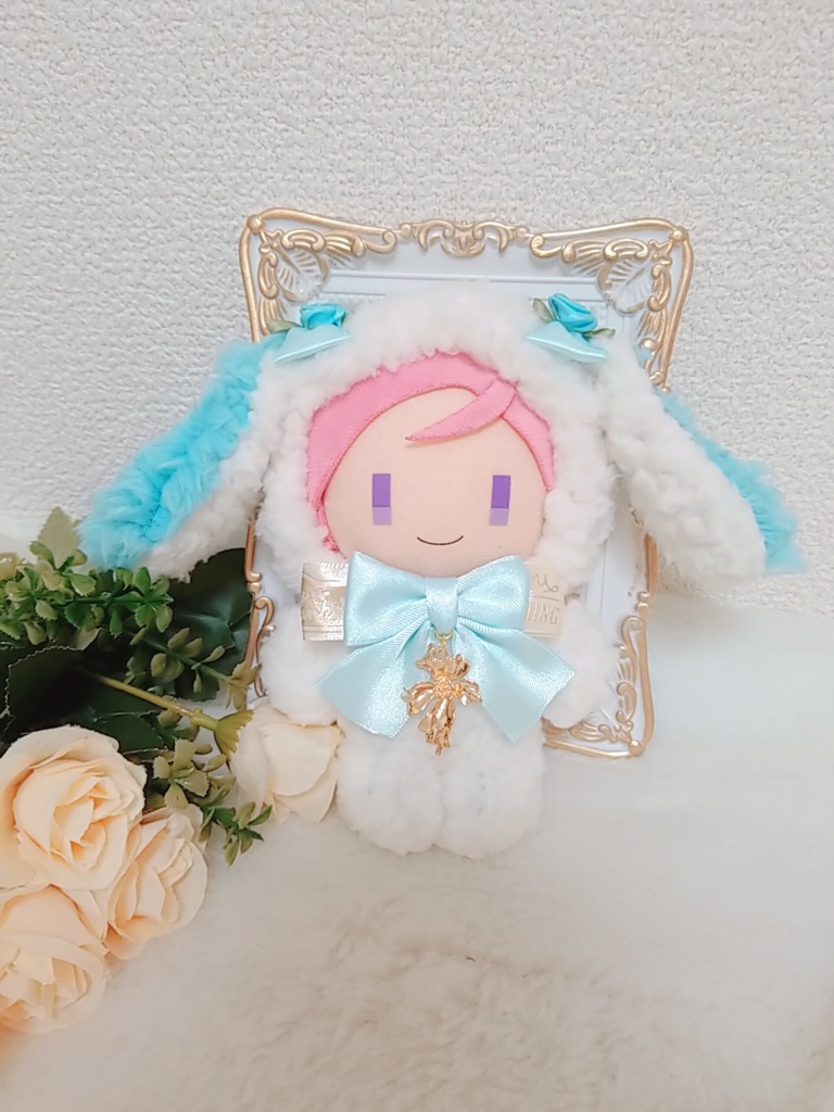 エレガントふわふわ白うさぎ🐰💙✕水色リボン🎀 ゴールドフラワーチャーム🌼