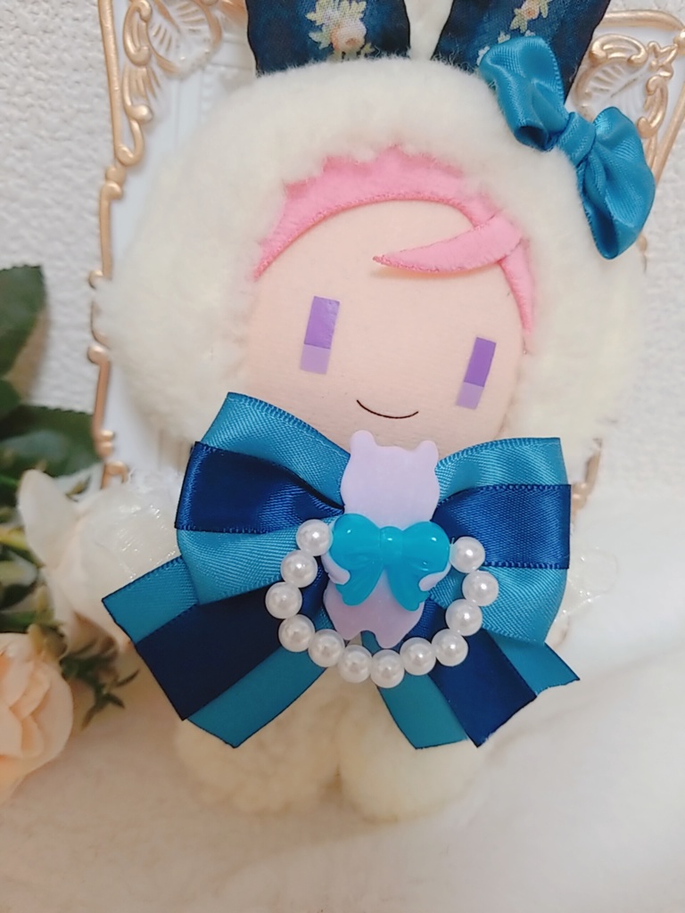 青薔薇白うさぎ🐰✕フリル付きブルーリボン🎀 リボンくまブローチ💙
