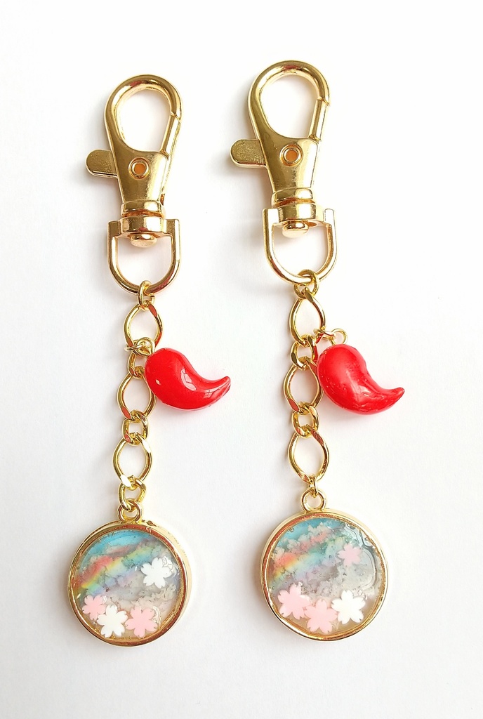 虹と桜の勾玉オルゴナイトのキーホルダー