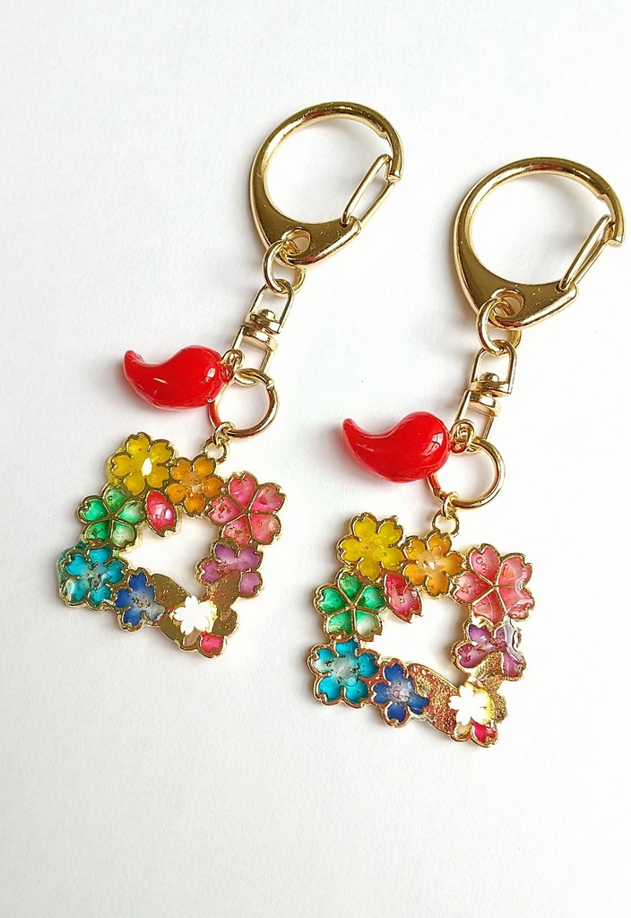虹と桜の勾玉オルゴナイトのキーホルダー