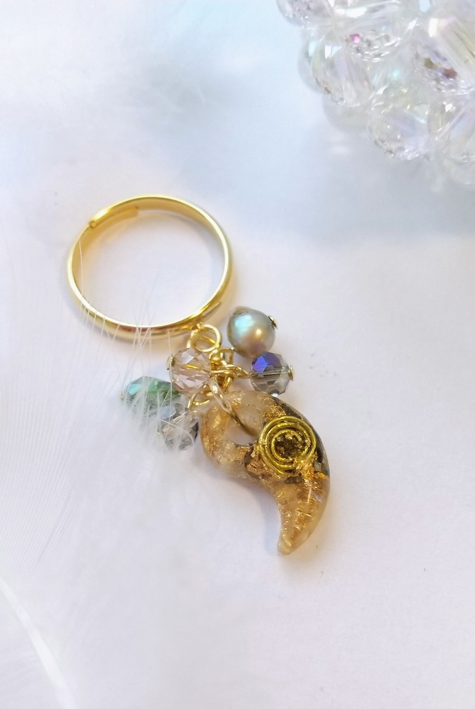 虎王様の勾玉ピンキーリング隕石入り【12月24日までの注文でクリスマスカード付】