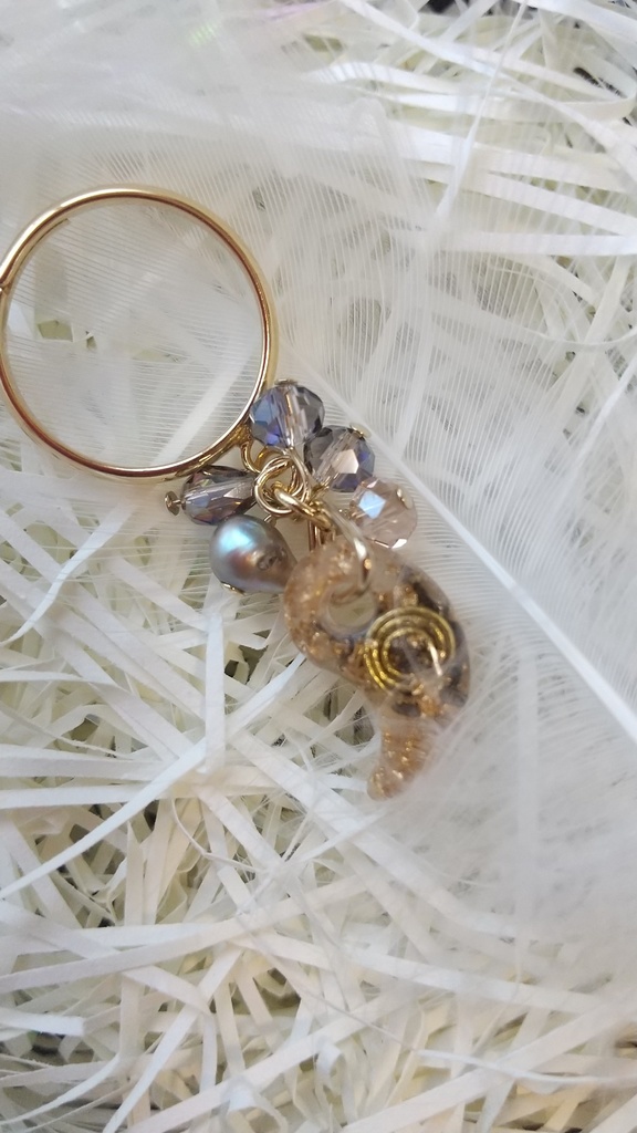 虎王様の勾玉ピンキーリング隕石入り【12月24日までの注文でクリスマスカード付】