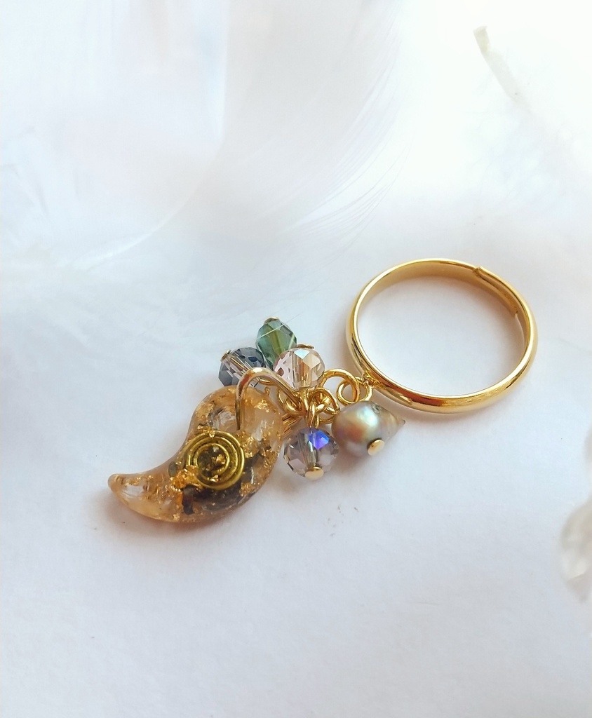 虎王様の勾玉ピンキーリング隕石入り【12月24日までの注文でクリスマスカード付】