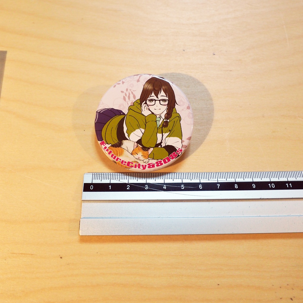 【秋本尚美先生】花隈千冬バッジ【57mm】