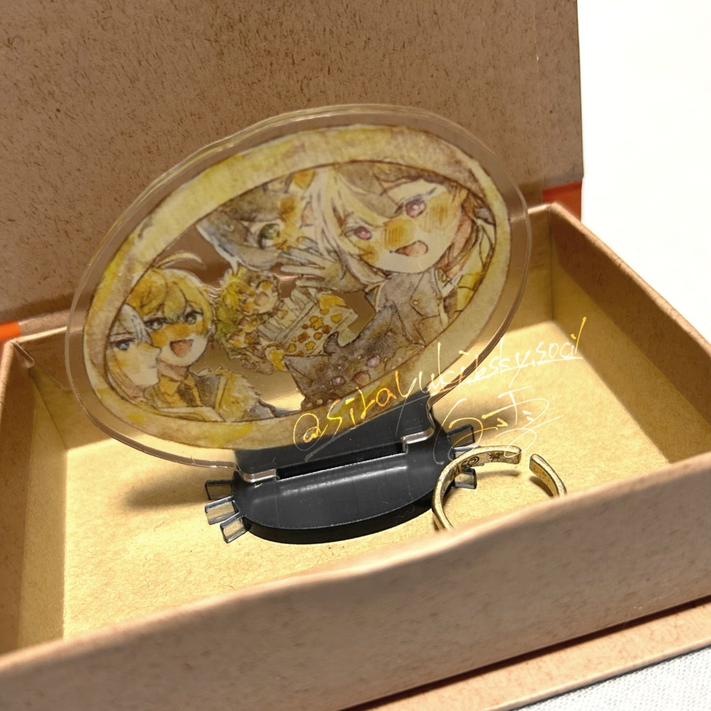 指輪から覗くアクリルスタンド
