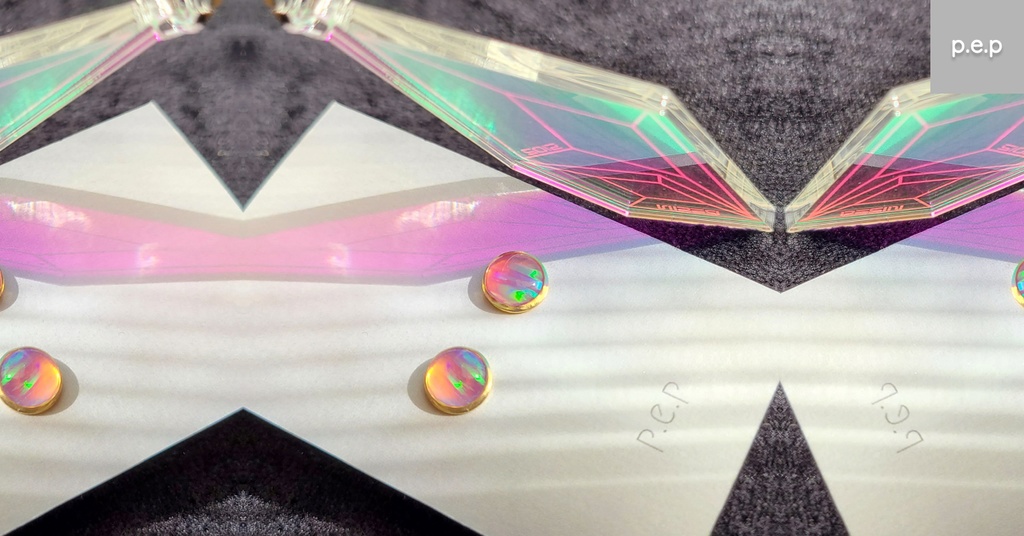 ネオンオパールのピアスとオーロラアクリルキーホルダーのセット