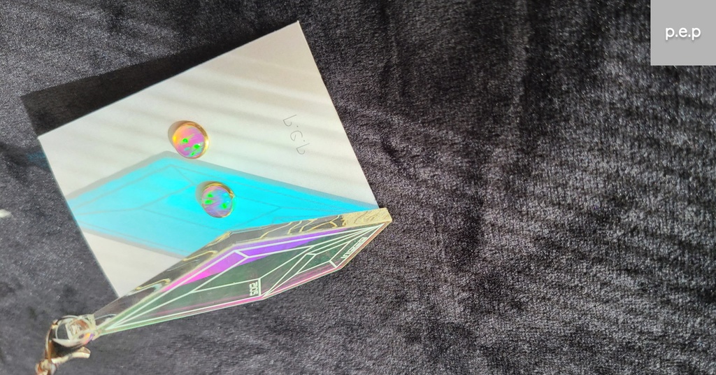 ネオンオパールのピアスとオーロラアクリルキーホルダーのセット