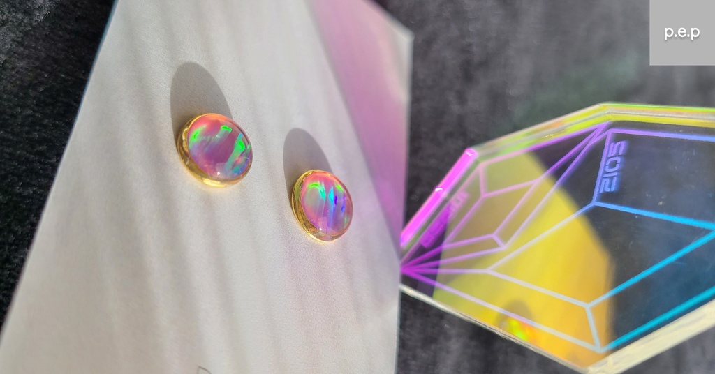 ネオンオパールのピアスとオーロラアクリルキーホルダーのセット