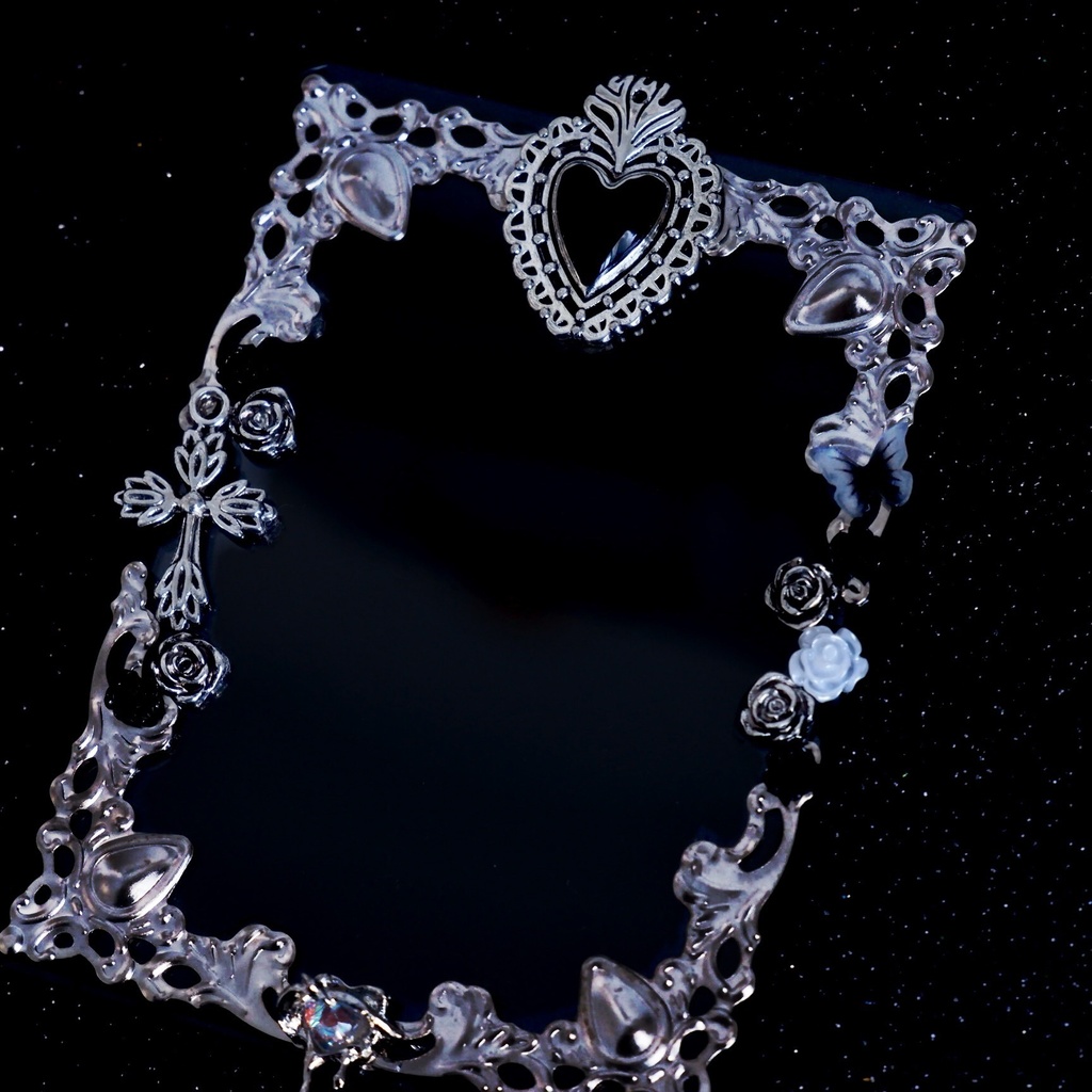 【B8】黒いハートのトレカケース