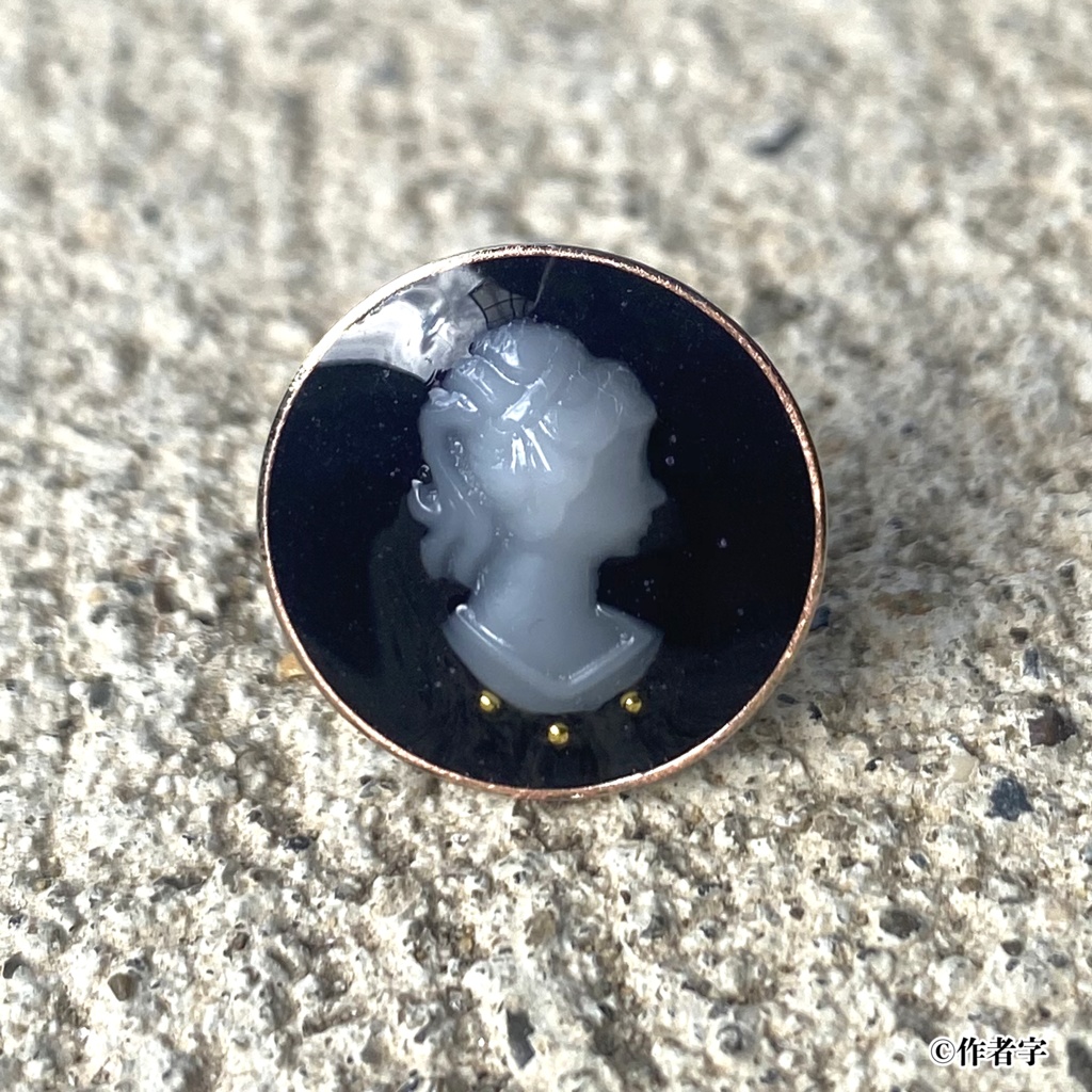 カメオ風ピンバッジ〈黒〉