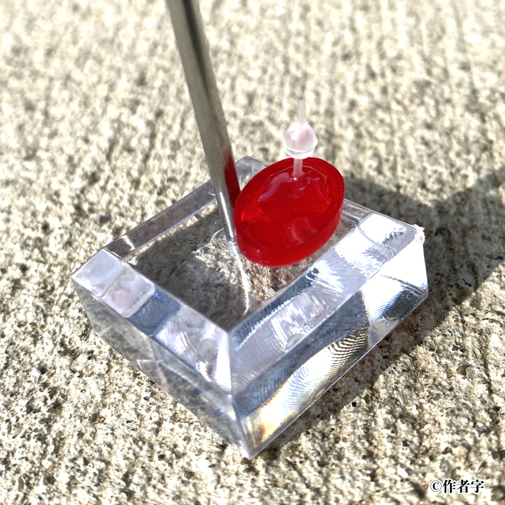 カメオ風シングルピアス〈赤〉