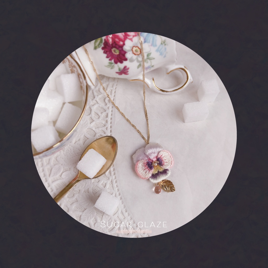 ビオラのネックレス （白昼）