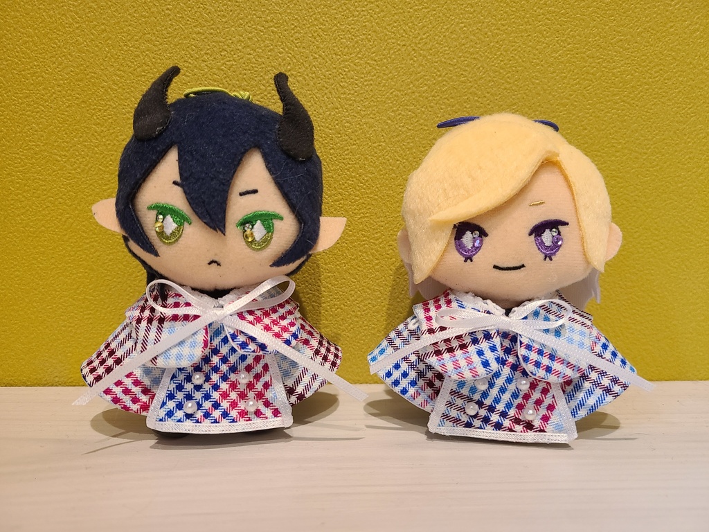 水色チェックなケープコート