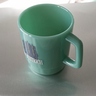 呪いの船のプラスチックマグ