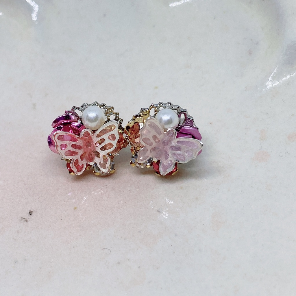 蝶々のピアスとイヤリング