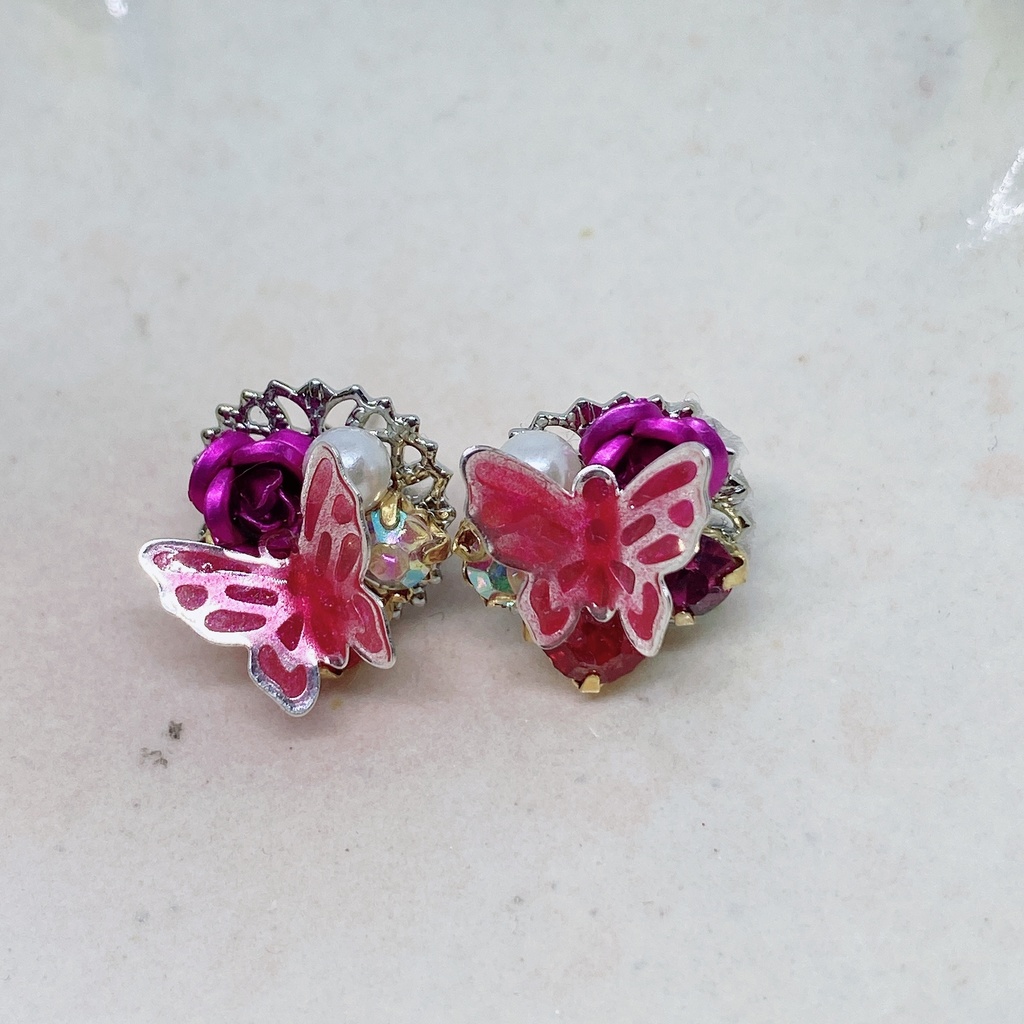 蝶々のピアスとイヤリング