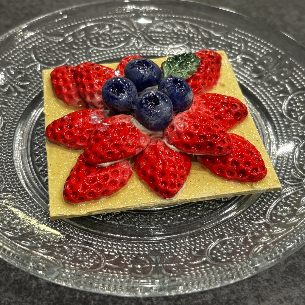 いちごブルーベリーのアート(カスタード風)