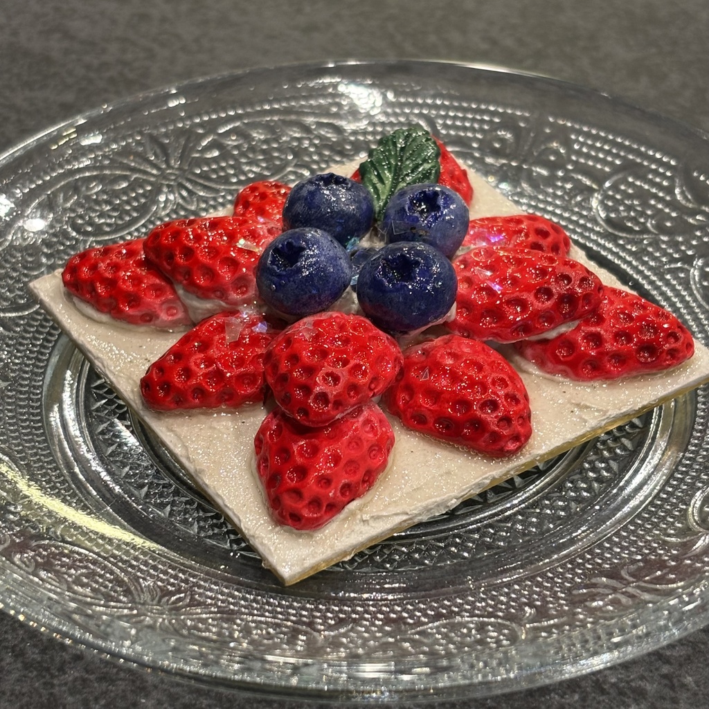 いちごブルーベリーのアート(生クリーム風)