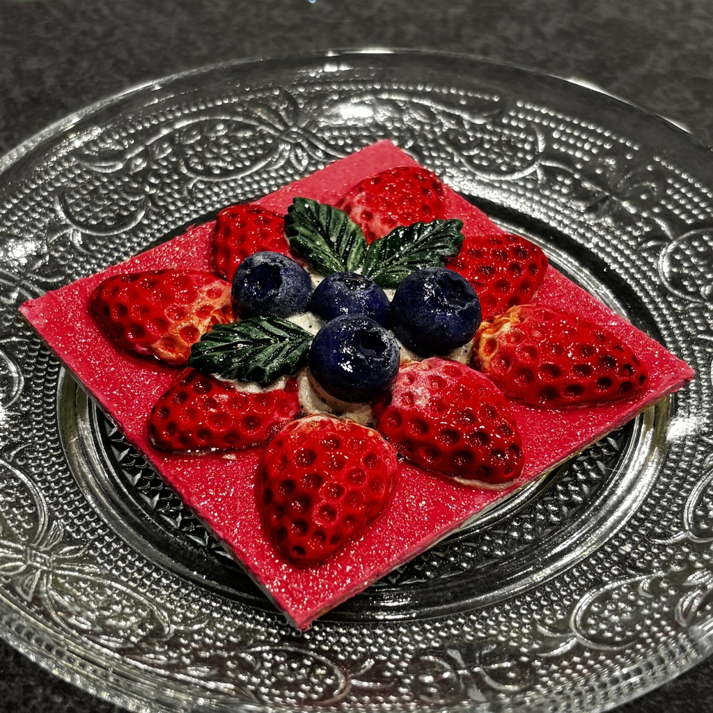 いちごブルーベリーのアートB(ベリーソース風)