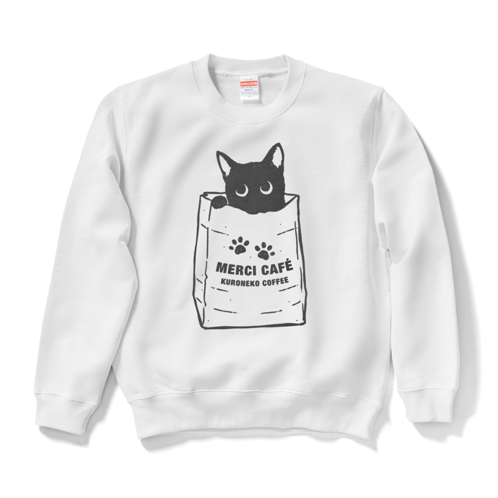 紙袋がお気に入りの黒猫くん