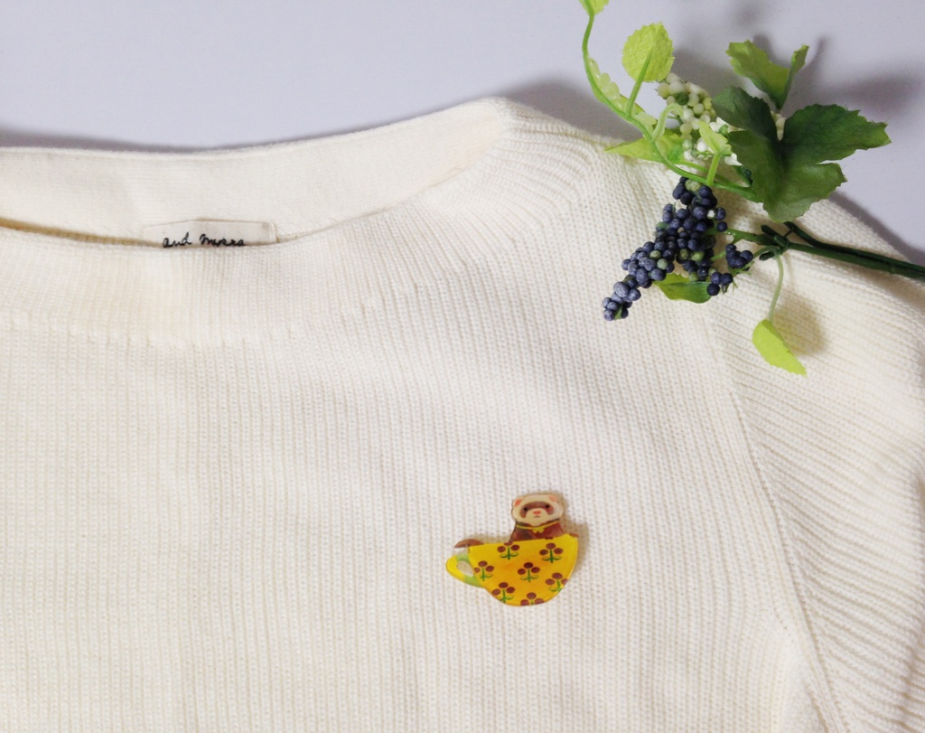 フェレットのカップブローチ