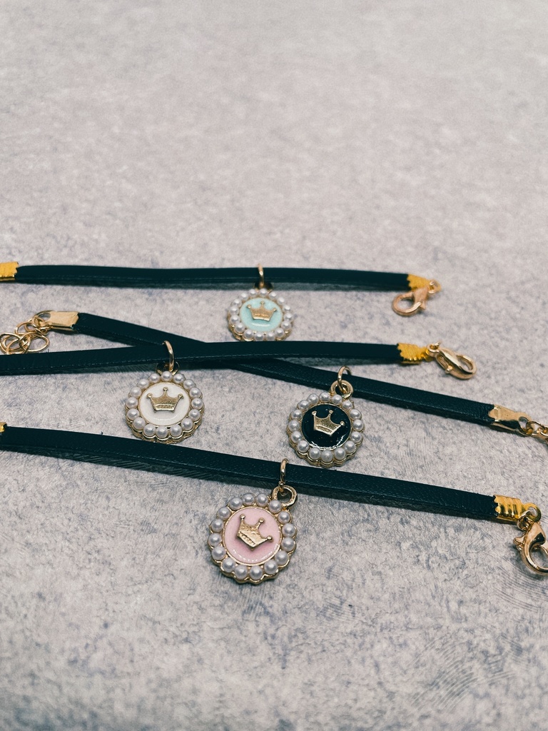 パールと王冠のチョーカー