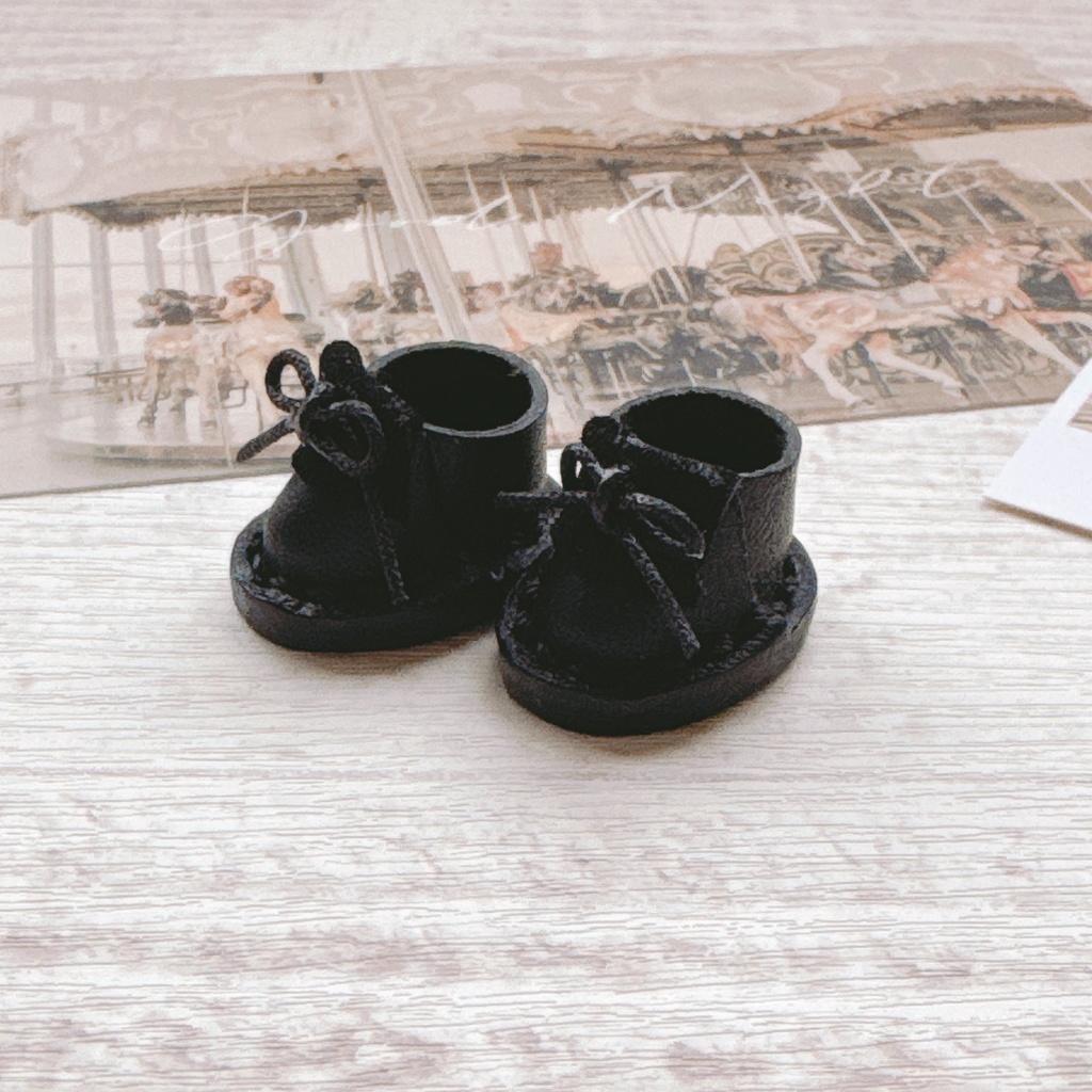 Fringe moccasin-like shoes