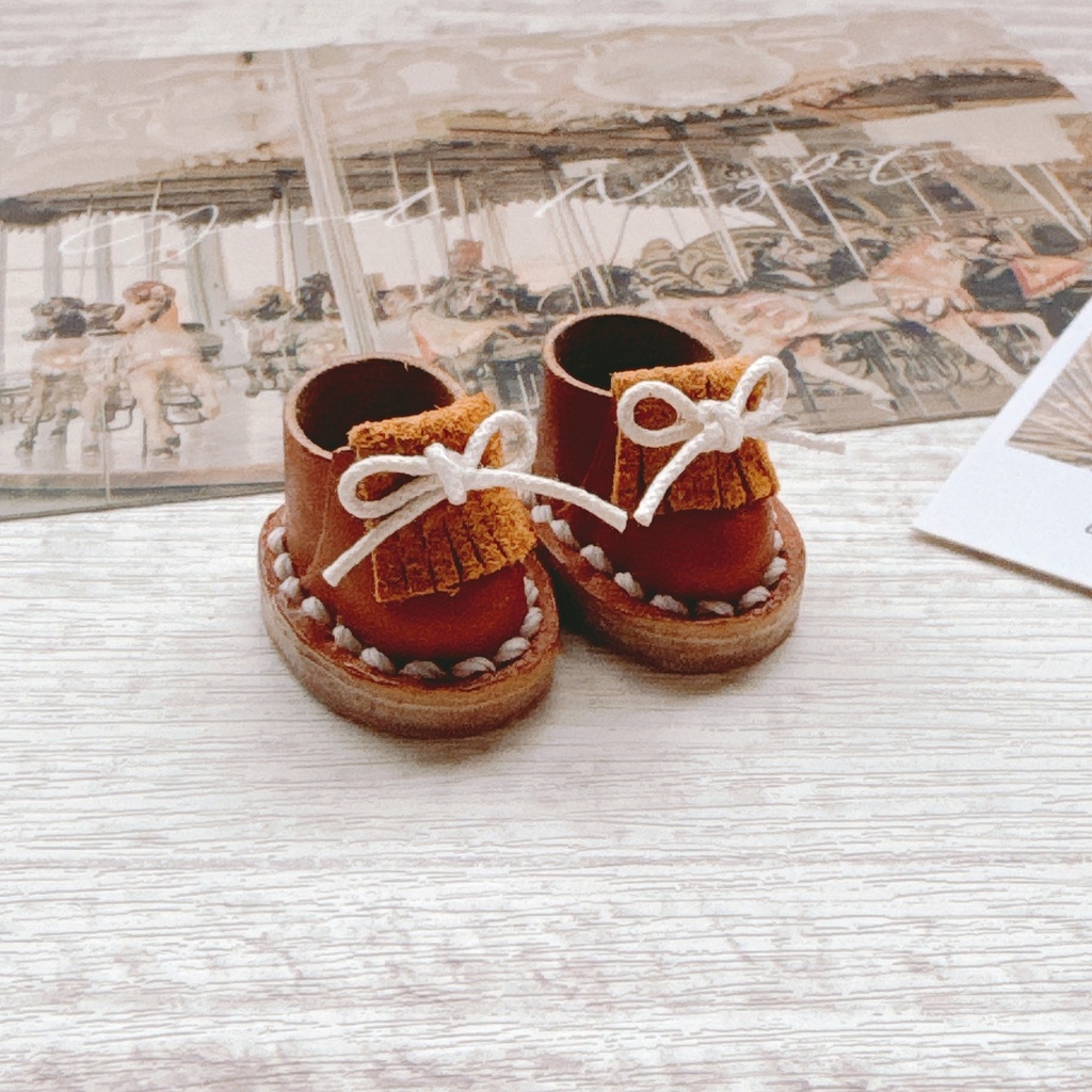 Fringe moccasin-like shoes