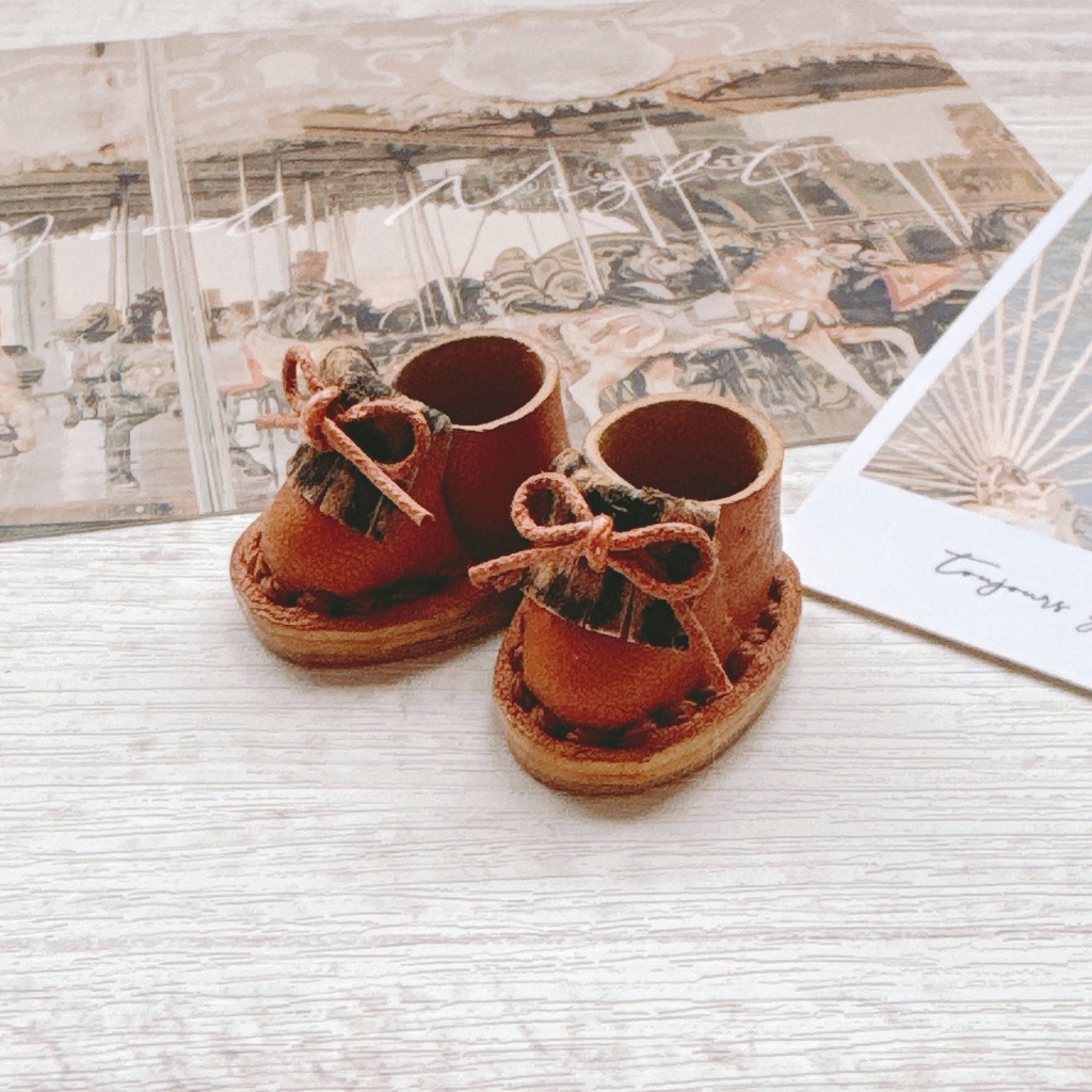 Fringe moccasin-like shoes