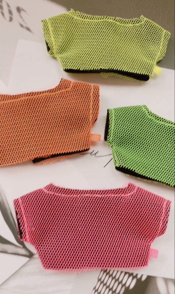 ネオンカラーのメッシュTシャツ